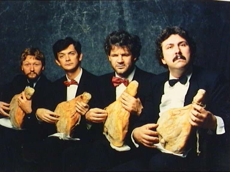 [Foto del Gruppo mentre esegue un quartetto di
Mozart con prosciutti di Parma]